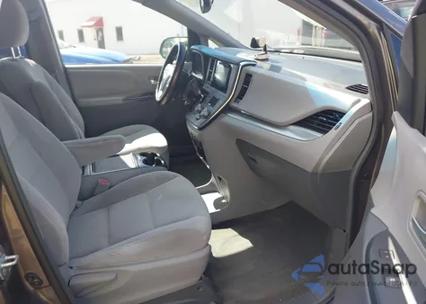 2017 Toyota Sienna Le 8 Passenger z USA, uszkodzony, nr VIN 5TDKZ3DC7HS768135